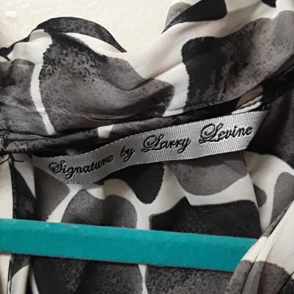 Gray Giraffe Print Sleeveless Blouse - Picture 7 of 7